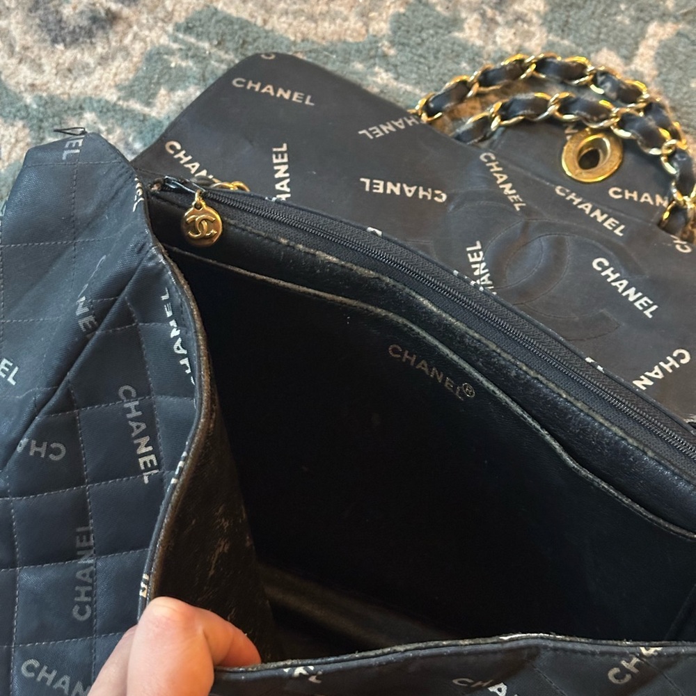 1995 Chanel Black Quilted Shoulder Bag with Gold Chain - Picture 12 of 16